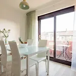 Daire Stylish With Balcony, Minutes From