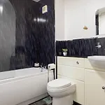 Daire Stylish With Balcony, Minutes From Redcar