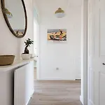Daire Stylish With Balcony, Minutes From