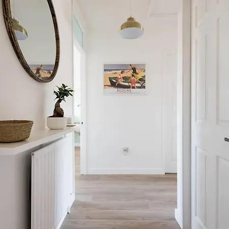 アパート Stylish With Balcony, Minutes From