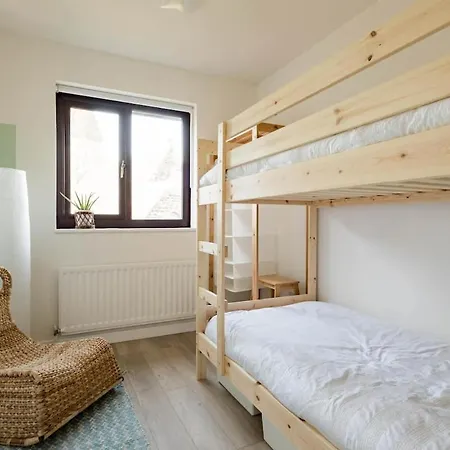 Stylish With Balcony, Minutes From * レッドカー