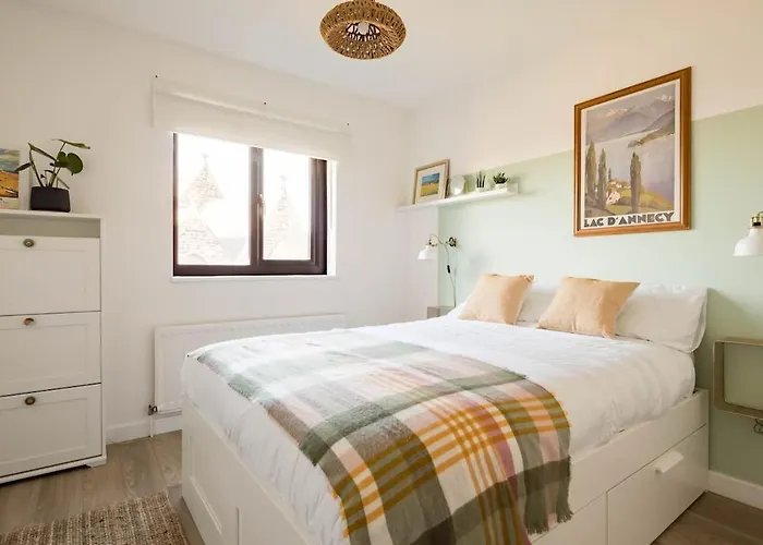 Stylish With Balcony, Minutes From Redcar