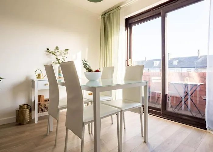 Stylish With Balcony, Minutes From *