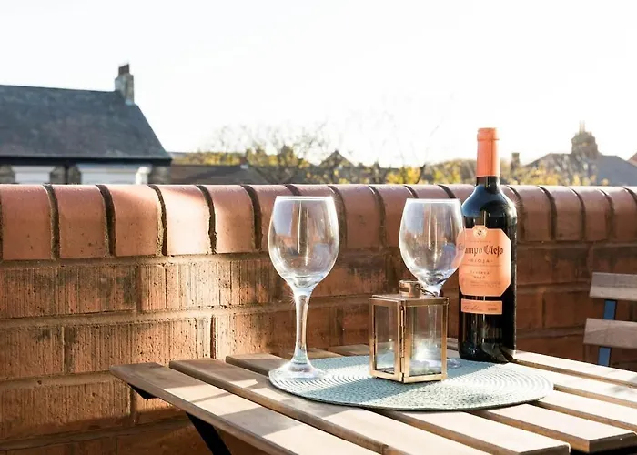 Stylish With Balcony, Minutes From *