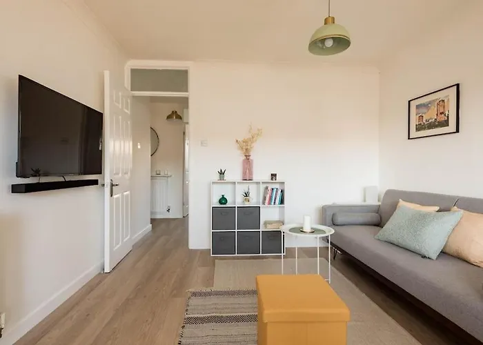 Stylish With Balcony, Minutes From Appartement