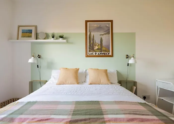 Stylish With Balcony, Minutes From Appartement *