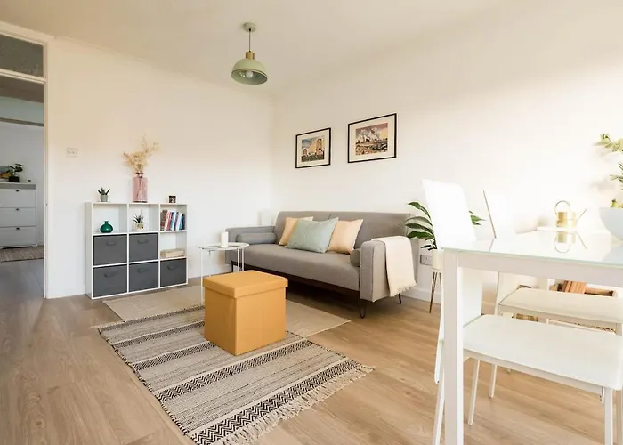 Stylish With Balcony, Minutes From *