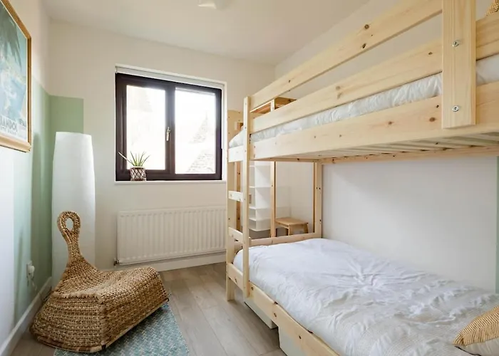 Stylish With Balcony, Minutes From * Redcar