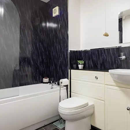 Apartment Stylish With Balcony, Minutes From Redcar