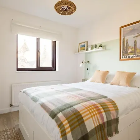 Stylish With Balcony, Minutes From Redcar
