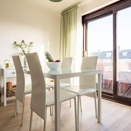 Stylish With Balcony, Minutes From *