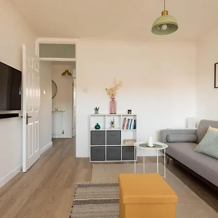 Stylish With Balcony, Minutes From Διαμέρισμα