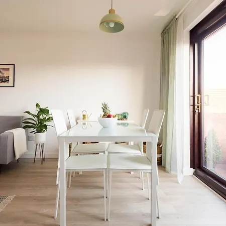 Stylish With Balcony, Minutes From Redcar