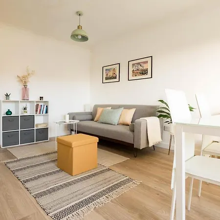 Stylish With Balcony, Minutes From *